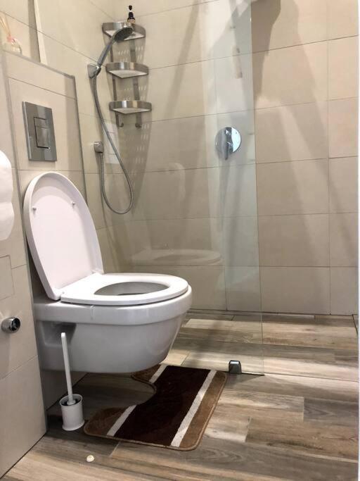 Renovated&spacious two-bedroom condo in Budapest Esterno foto