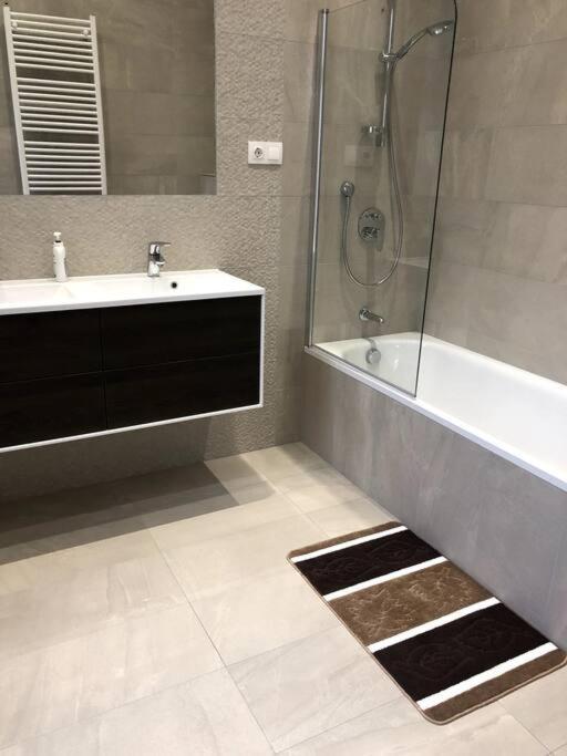 Renovated&spacious two-bedroom condo in Budapest Esterno foto