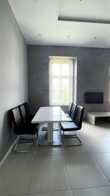 Renovated&spacious two-bedroom condo in Budapest Esterno foto